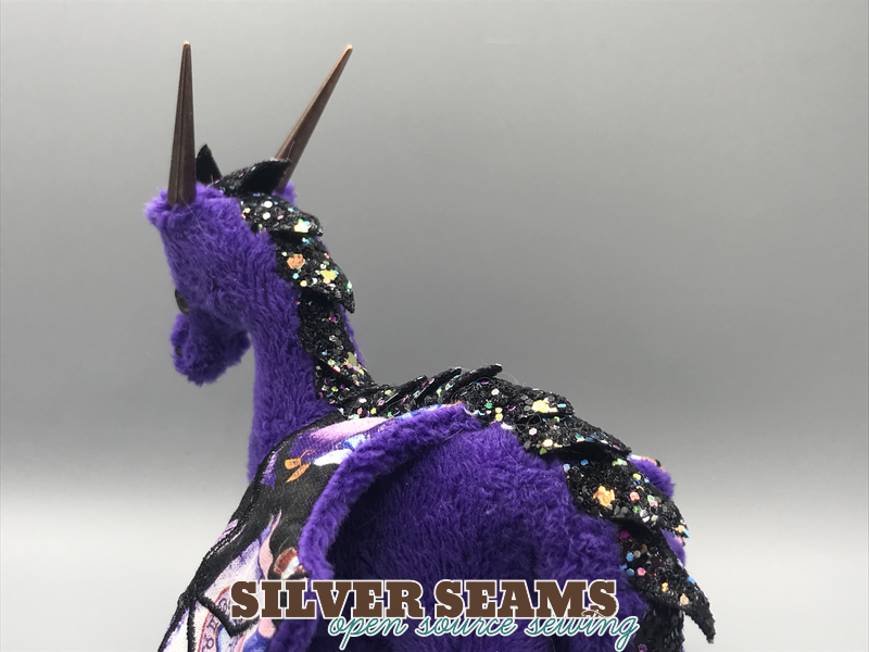 The glittery encrusted &quot;ribbon&quot; that makes spikes along its spine