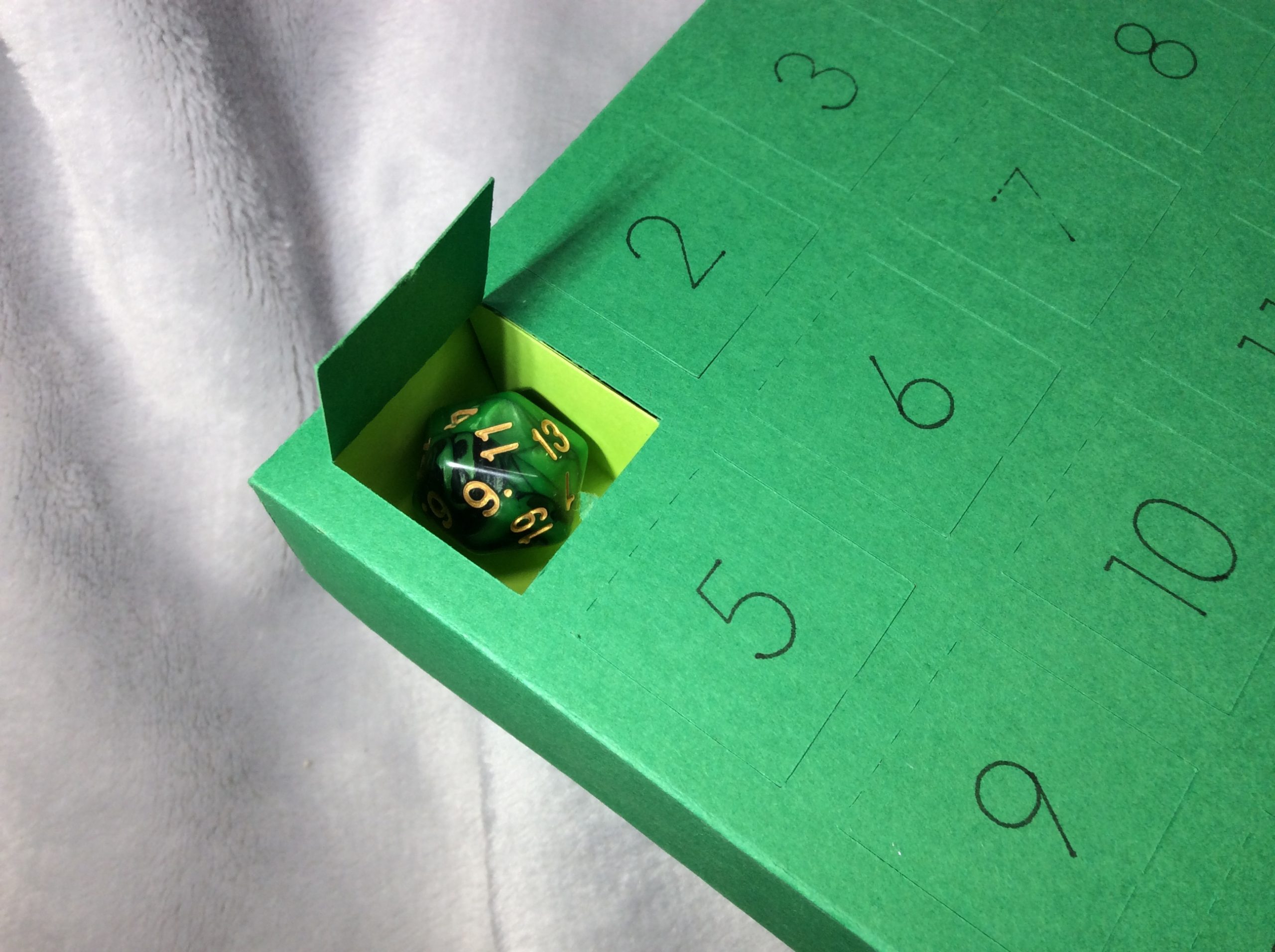 Compact cutting-machine Advent calendar